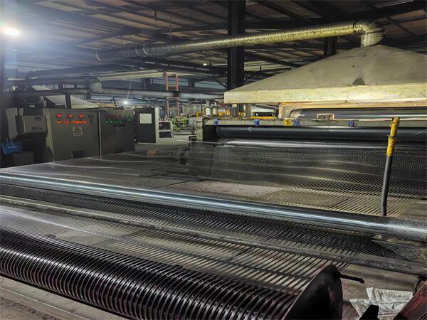 Production scene of plastic geogrid in our factory.jpg