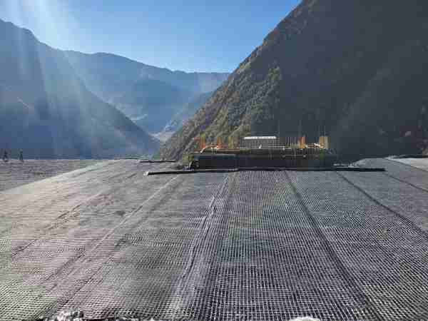 Polyester geogrid used for embankment slope construction.jpg Polyester geogrid used for embankment slope construction.jpg