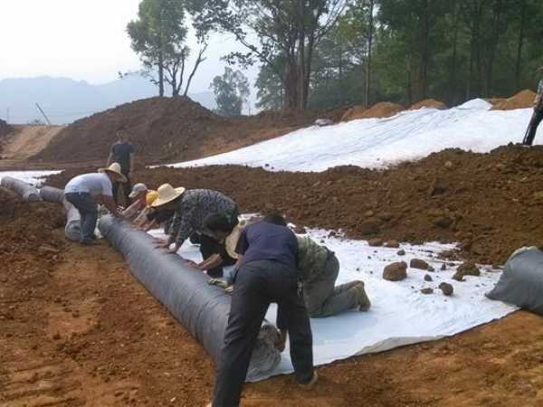 geo clay liner in construction.jpg