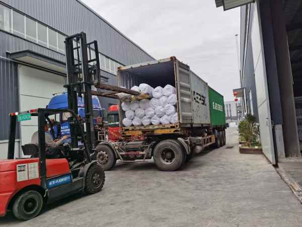 The geo clay liner is being loaded into containers, ready for export abroad.jpg