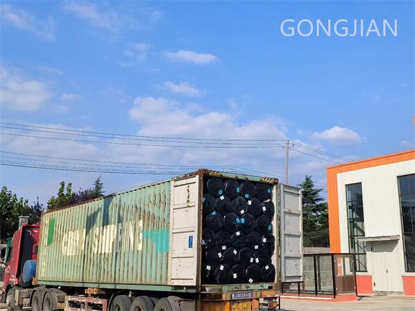 The geomembrane for pond liners produced by our company is being loaded into containers and sent abroad.jpg